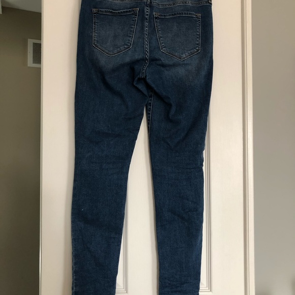 Old navy distressed rockstar jeans - Picture 5 of 6